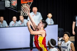 媒体人：两队实力差距大 替补表现抢眼成比赛最大亮点