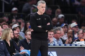 多诺万接受马刺助教职务,NBA执教生涯首战对垒马刺