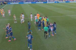 下半场休息时，法国对阵巴拉圭再现争执！