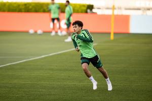墨西哥中场球员莫拉在18岁前参加4场世界杯，与贝利并列历史第二位