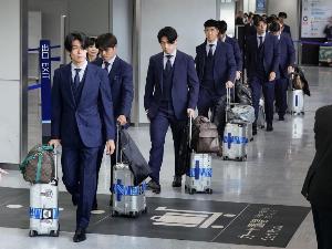 日本媒体：约700名日本球迷迎接，球迷高呼“大家辛苦”“感谢付出”
