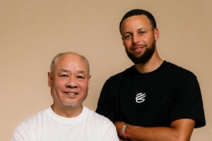 李宁官方分享库里与李宁合影 并正式推出库里个人logo