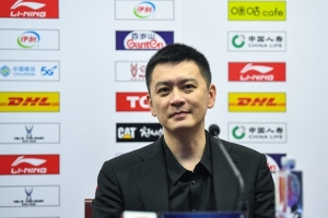 杨鸣表示：世界杯中场休息时，众多前锋渴了饿了纷纷出现，有谁还记得后卫呢？