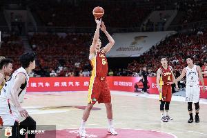 媒体人：控卫们无法掌控节奏，为何不给杨瀚森更多球权？